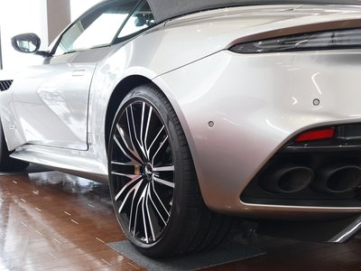 صورة 16 لـ 2023 Aston Martin DBS VOLANTE