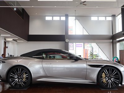 صورة 9 لـ 2023 Aston Martin DBS VOLANTE