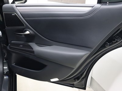 2021 Lexus ES — миниатюра 18