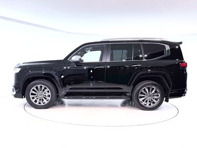 2026 Toyota LAND CRUISER 300 photo 5
