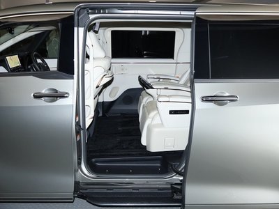 2024 Lexus LM photo 9