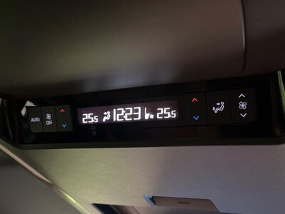 صورة 32 لـ 2023 Toyota VELLFIRE