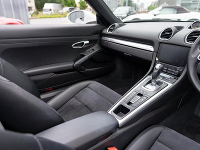 2017 Porsche 718 thumbnail 23