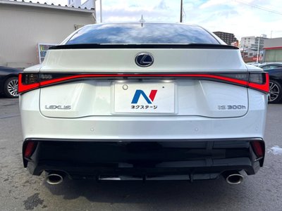 2022 Lexus IS thumbnail 17
