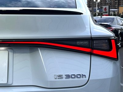 2022 Lexus IS thumbnail 33