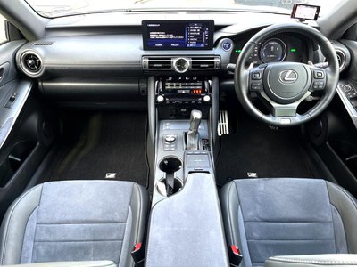 2022 Lexus IS photo 2