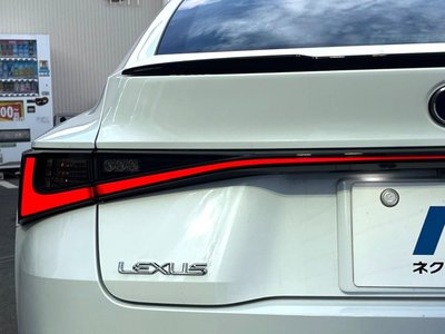 2022 Lexus IS thumbnail 32