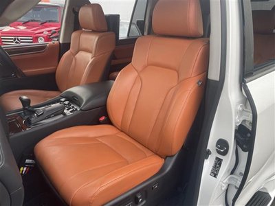 2017 Lexus LX photo 16