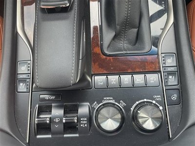 2017 Lexus LX photo 11