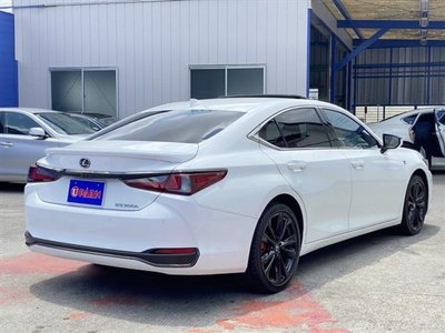 2024 Lexus ES photo 8