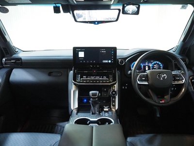 صورة 5 لـ 2025 Toyota LAND CRUISER 300