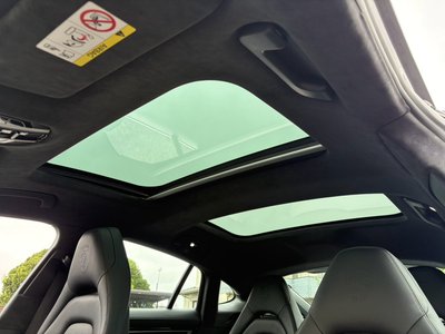 2018 Porsche PANAMERA photo 9