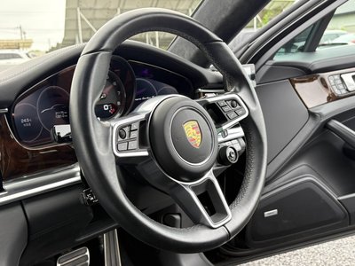2018 Porsche PANAMERA photo 11