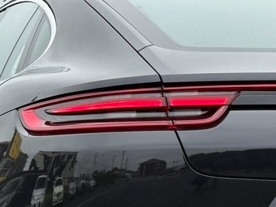 2018 Porsche PANAMERA photo 5