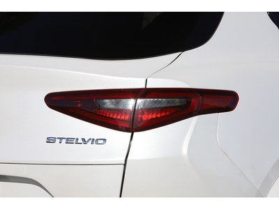 2019 ALFA Romeo STELVIO 照片 33