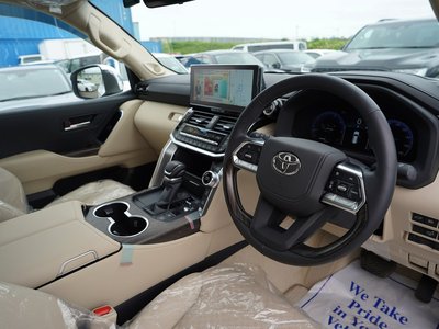 2025 Toyota LAND CRUISER 300 photo 16