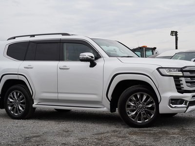 2025 Toyota LAND CRUISER 300 photo 2
