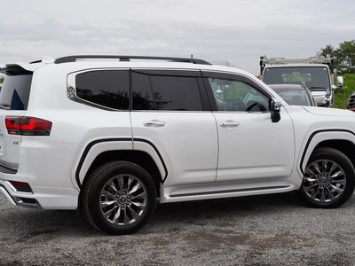 2025 Toyota LAND CRUISER 300 photo 11