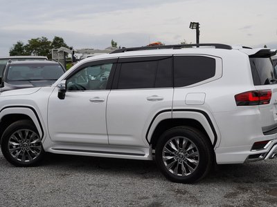 2025 Toyota LAND CRUISER 300 photo 9