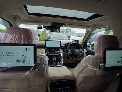 2025 Toyota LAND CRUISER 300 thumbnail 17