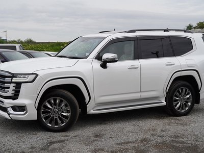 2025 Toyota LAND CRUISER 300 photo 5