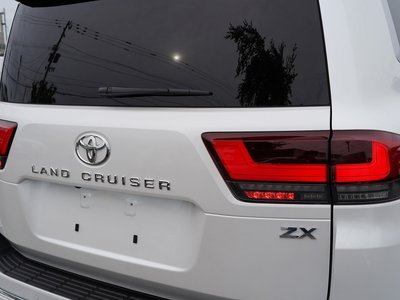 2025 Toyota LAND CRUISER 300 photo 13