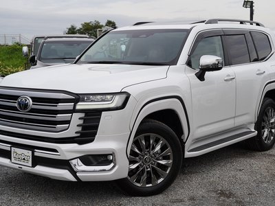2025 Toyota LAND CRUISER 300 photo 3