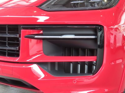 2025 Porsche CAYENNE photo 10