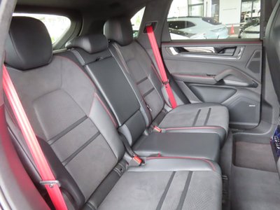 2025 Porsche CAYENNE photo 13