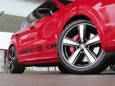 2025 Porsche CAYENNE photo 11