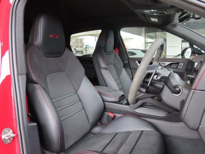 2025 Porsche CAYENNE photo 12