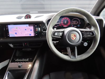 2025 Porsche CAYENNE photo 15