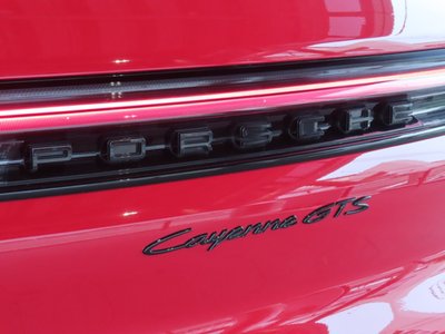 2025 Porsche CAYENNE photo 8