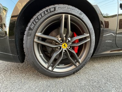 صورة 8 لـ 2010 Ferrari FF