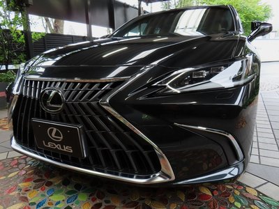 2024 Lexus ES photo 1