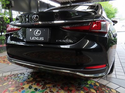 2024 Lexus ES photo 2
