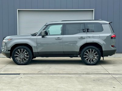 2025 Lexus GX photo 4