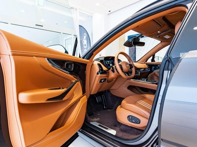 2026 Aston Martin DBX thumbnail 15