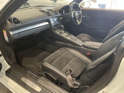 2018 Porsche 718 thumbnail 32