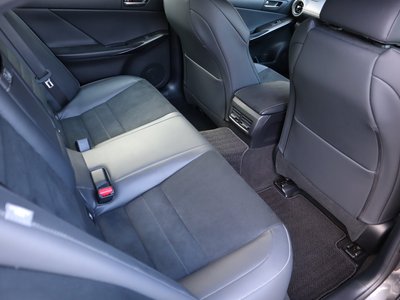 صورة مصغرة 44 لـ 2024 Lexus IS