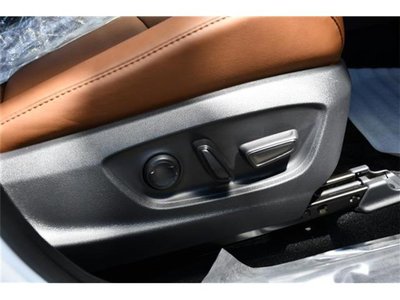 صورة 13 لـ 2025 Toyota CROWN ESTATE