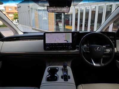 2024 Lexus LM thumbnail 5