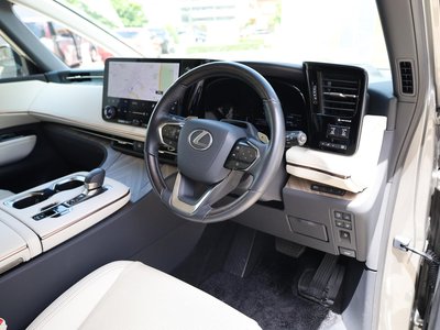 2024 Lexus LM thumbnail 4
