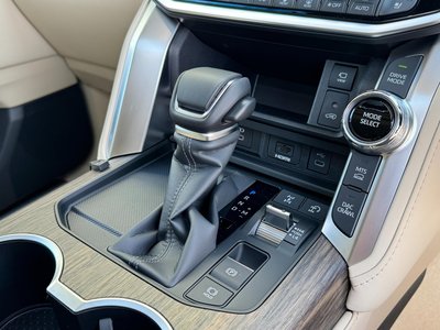 2025 Toyota LAND CRUISER 300 — фото 55