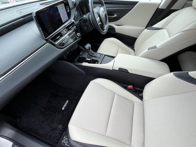 2023 Lexus ES photo 9