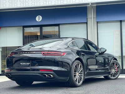 2017 Porsche PANAMERA photo 9