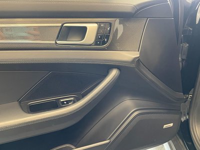 2017 Porsche PANAMERA thumbnail 36