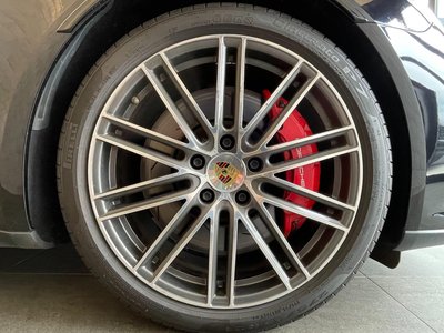 2017 Porsche PANAMERA photo 5