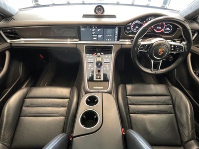 2017 Porsche PANAMERA photo 4