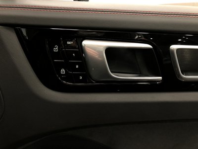2021 Porsche CAYENNE photo 14